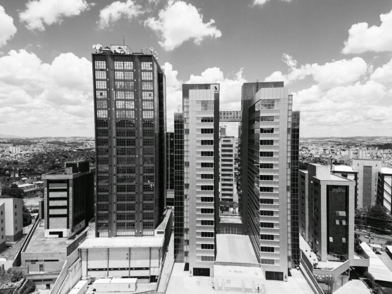Black and white aerial photo of modern skyscrapers in Belo Horizonte, highlighting urban architecture.